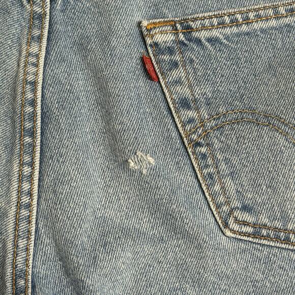 Vintage Levis 550 Shorts Men 34 Blue Light Wash Denim Relaxed Fit Jorts Jean Y2K - Picture 3 of 13